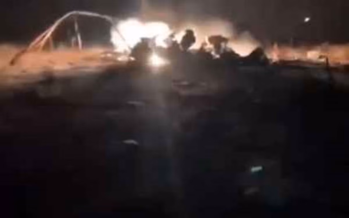 Những video và hình ảnh tại hiện trường cho thấy chiếc MiG-21 đang bốc cháy ngùn ngụt sau khi rơi xuống mặt đất, tuy nhiên nhà chức trách Romania và Ukraine vẫn chưa có bất cứ động thái nào về thông tin này. Nguồn ảnh: Pinterest.