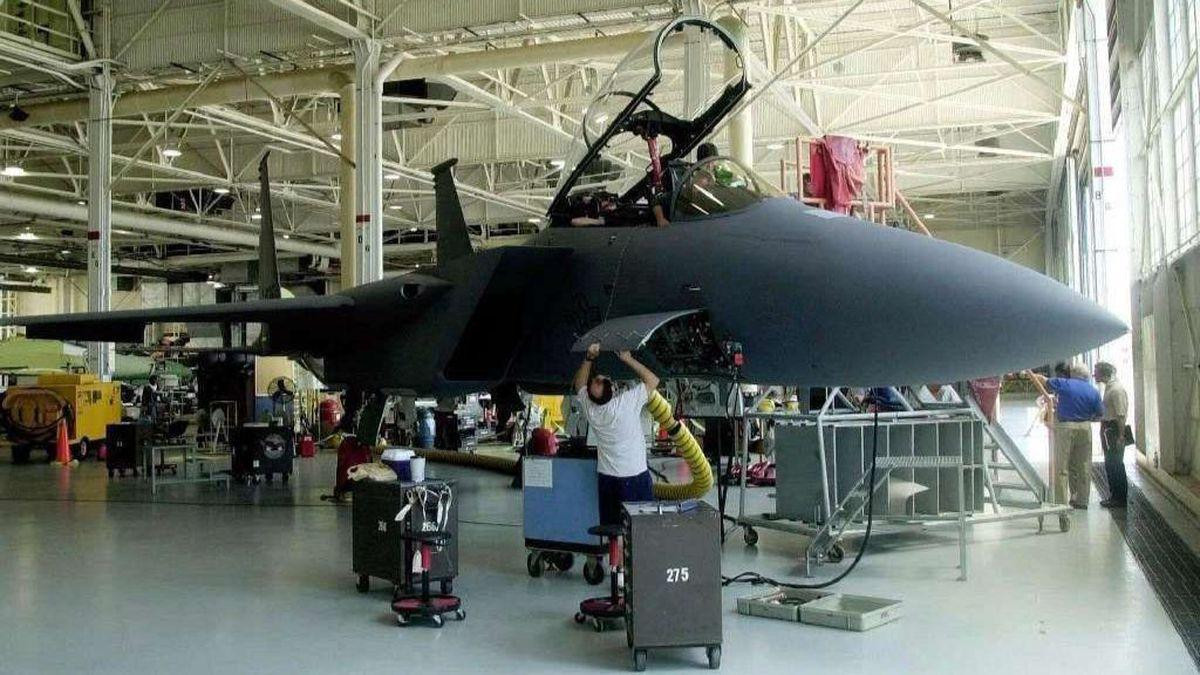 Theo Tập đoàn Boeing, tiêm kích F-15EX mặc dù rất tiến tiến nhưng không yêu cầu cơ sở bảo dưỡng mới hay phương thức huấn luyện khác, đòi hỏi phải sửa đổi cơ sở hạ tầng hoặc thậm chí tích hợp vũ khí.