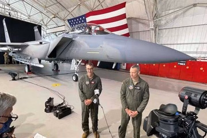 Ngay sau đó chiếc tiêm kích nói trên đã được bàn giao cho Không quân Mỹ, điều đó gây xôn xao cộng đồng chuyên gia. Xét cho cùng, theo ý kiến của họ, đay là máy bay chiến đấu thế hệ 4,5 tốt nhất ở thời điểm hiện tại.