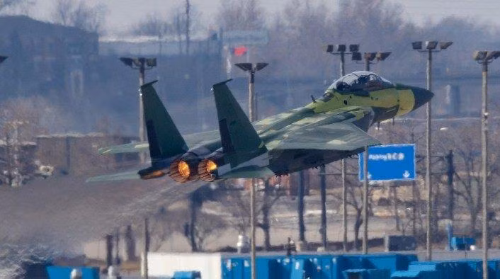 Đồng thời cần lưu ý rằng trên thực tế, máy bay chiến đấu hai chỗ ngồi thế hệ 4,5 này được cải tiến khá nhiều về hiệu suất, khiến nó có thể mang theo khối lượng bom đạn lớn hơn so với người tiền nhiệm của mình.