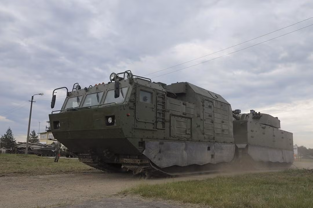 Ngoài phục vụ trong quân đội, DT-30 còn được nhìn thấy ở ngoài dân sự khi đảm nhiệm vai trò chuyên chở hàng hóa qua các địa hình gồ ghề.