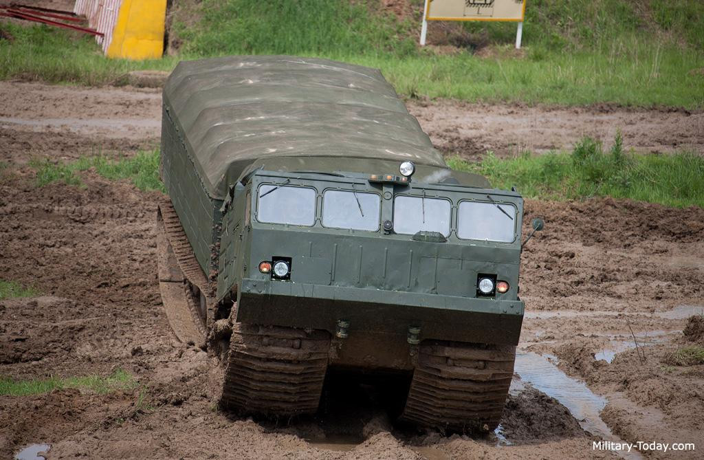 Trái tim của DT-30PM Vezdesusciy là động cơ diesel đa nhiên liệu V-46-5 công suất 800 mã lực, nó chính là bản sửa đổi từ loại lắp đặt trên xe tăng chiến đấu chủ lực T-72, cho vận tốc tối đa 45 km/h trên bộ hoặc 5 km/h khi bơi, tầm hoạt động đạt 700 km.