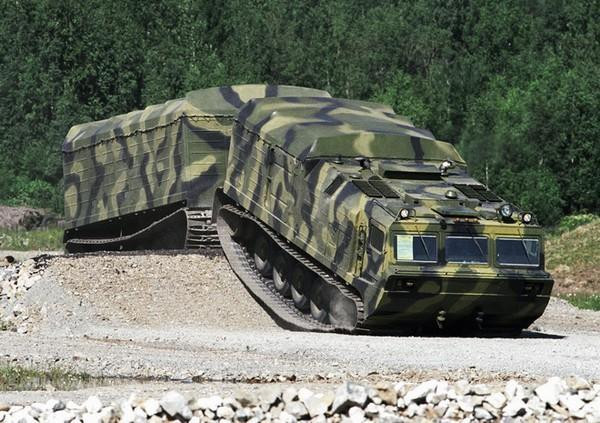 Động cơ V-46-5 có bộ phận gia nhiệt giúp khởi động khi nhiệt độ bên ngoài hạ thấp xuống -50 độC. Dải xích của DT-30PM có chiều rộng 1,1 m dẫn tới áp lực mặt đất rất thấp, chiếc xe địa hình này thậm chí có thể cán qua mìn chống tăng mà không gây nổ.