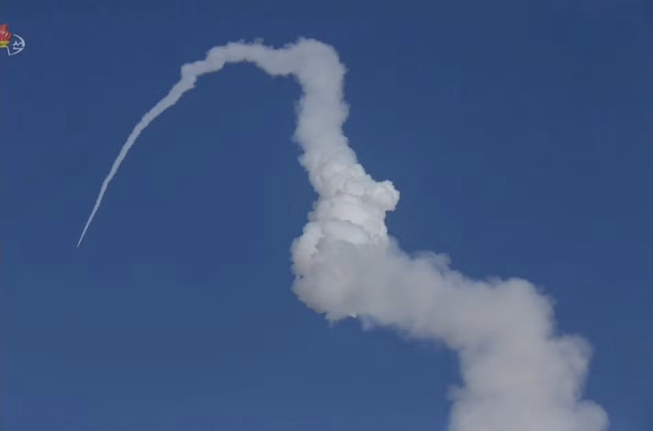 Trước đó vào hôm 14/1, Triều Tiên cũng phóng thử tên lửa đạn đạo tầm ngắn có cơ cấu phóng di động trên mặt đất, cả hai cuộc thử nghiệm đều được cho là thành công rực rỡ.