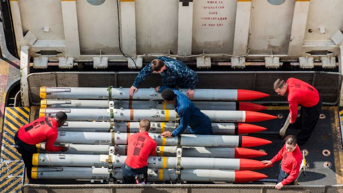 Chương trình nghiên cứu hoàn thiện tên lửa AIM-260 được Lockheed Martin triển khai từ năm 2017, trong nỗ lực tìm ra đối trọng với tên lửa Phích Lịch 15 của Không quân Trung Quốc.