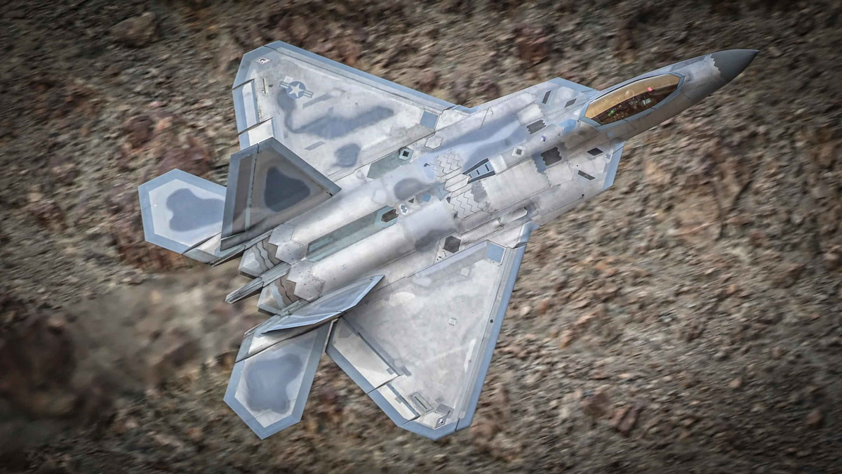 Không chỉ được trang bị cho các máy bay thế hệ năm của Mỹ, loại tên lửa này còn được thiết kế để phù hợp với chiến đấu cơ F/A-18 của Không quân Hải quân Mỹ.