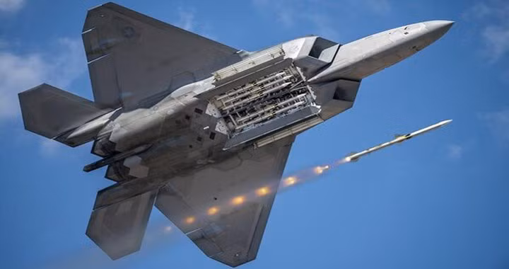 Tập đoàn vũ khí Raytheon của Mỹ cũng đang phát triển một dự án tương tự như AIM-260, mang tên Vũ khí Tấn công Tầm xa (Long-Range Engagement Weapon).