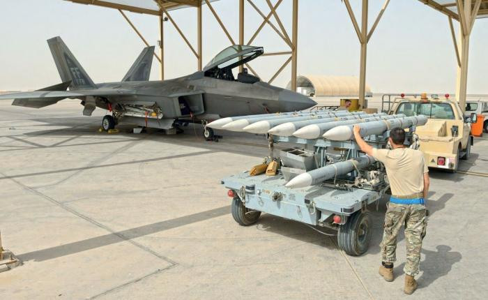 Hiện tại, Không quân Trung Quốc còn đang sở hữu loại tên lửa tầm bắn lên tới 400 km mang tên Phích Lịch 21. Nhiều khả năng, trong tương lai phía Mỹ sẽ phải nâng cấp AIM-260 để đủ khả năng đối đầu với loại tên lửa này của không quân Trung Quốc.