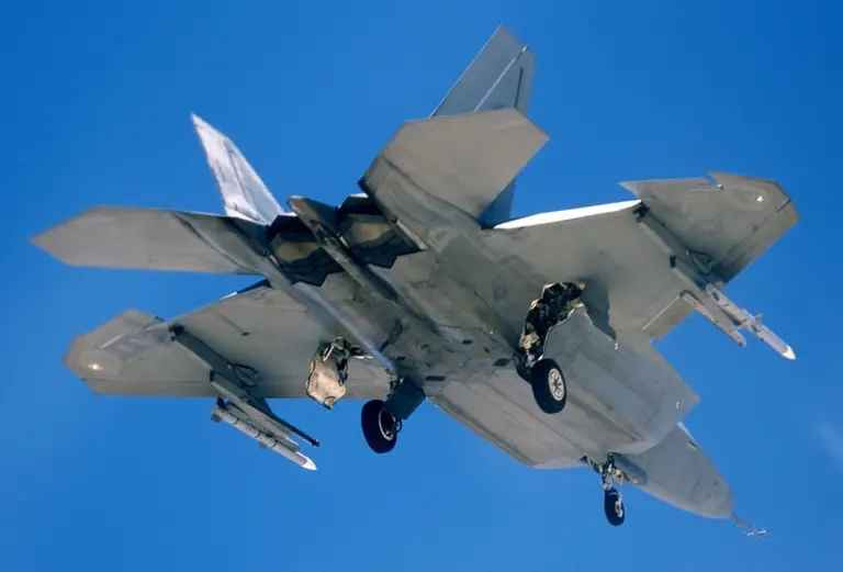 Điều này đồng nghĩa với việc F-22 và F-35 sẽ phải treo tên lửa của Raytheon bên ngoài máy bay, khiến chúng mất đi khả năng tàng hình trước radar của đối phương.