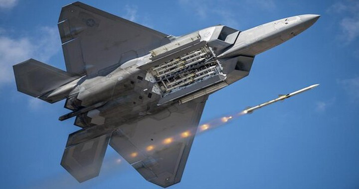 Tập đoàn vũ khí Raytheon của Mỹ cũng đang phát triển một dự án tương tự như AIM-260, mang tên Vũ khí Tấn công Tầm xa (Long-Range Engagement Weapon).