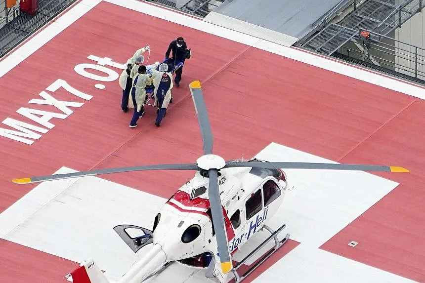 Hình ảnh một bệnh nhân được đưa tới bệnh viện ở Kashihara, tờ Reuters cho biết, rất có thể bệnh nhân trong bức hình này là cựu thủ tướng Shinzo Abe.