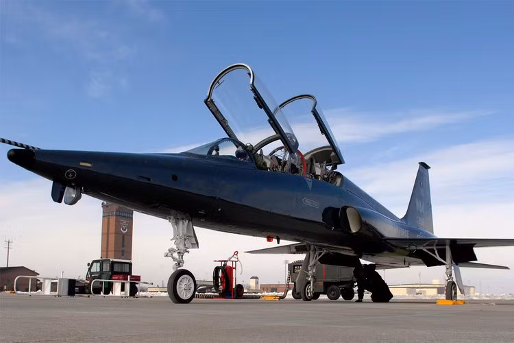 T-38 Talon được trang bị hai động cơ phản lực do General Electric chế tạo, cho phép nó bay được với tốc độ tối đa lên tới Mach 1,3. Điều này đồng nghĩa với việc, các phi công học viên sẽ được tiếp cận với các bài bay siêu âm trên chiếc huấn luyện cơ này.