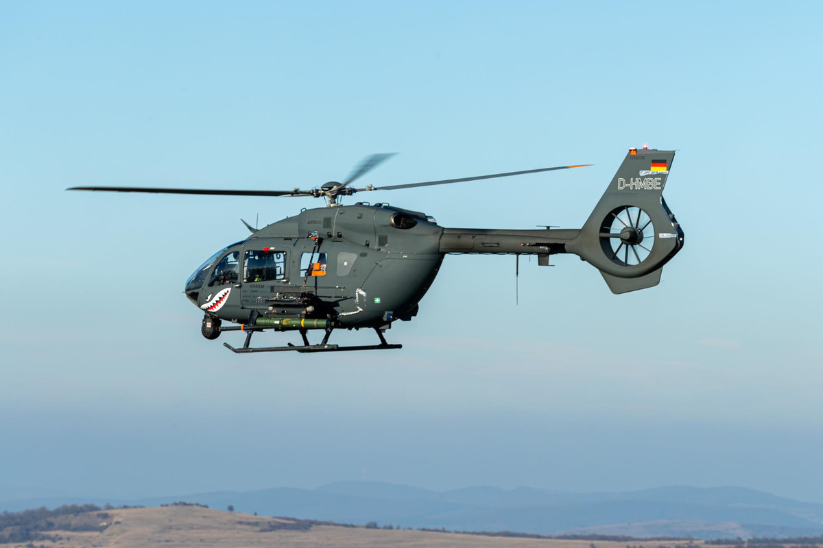 May bay quan su C295 “trinh lang” tai Viet Nam-Hinh-2