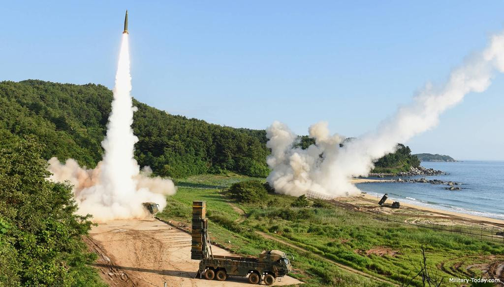 Hàn Quốc được cho là đang phát triển thế hệ Hyunmoo-4 có tầm bắn trên 500 km nhưng có thể mang theo đầu đạn nặng tới 1 tấn.