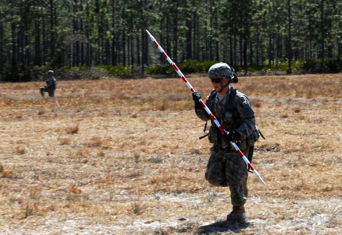 Các cột tiêu này được thiết kế rất đơn giản, nhưng khi triển khai cột tiêu, cần xác định thật chuẩn khoảng cách từ pháo tới cột, để thư ký pháo binh có thể ngắm bắn chính xác nhất.