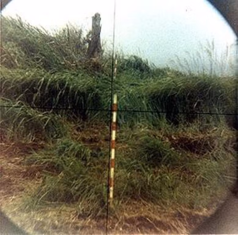 Và đây là cách pháo thủ ngắm bắn, khác hoàn toàn với cách ngắm bắn nhiều loại vũ khí thông thường, pháo binh sẽ ngắm vào cái cột tiêu - thay vì mục tiêu.