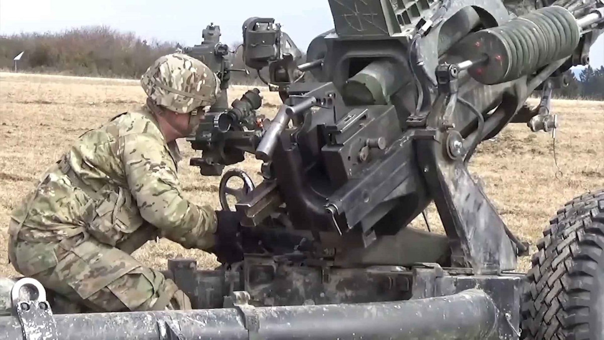 Bất cứ khẩu pháo kéo nào cũng đều có kính ngắm. Tuy nhiên pháo binh sẽ bắn theo đường vòng, và có thể khẳng định trong phần lớn các trường hợp, lính pháo binh không hề nhìn thấy mục tiêu thông qua kính ngắm.