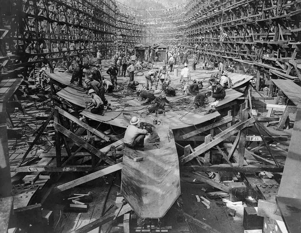 Trong khi đó tại Nhật, nam giới ở độ tuổi nhập ngũ cần ghi danh với chính quyền địa phương, có thể bị gọi đi tòng quân bất cứ lúc nào.