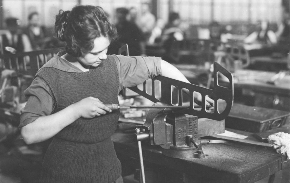 Sự ảnh hưởng của lệnh tổng động viên trong Chiến tranh Thế giới thứ hai, có thể dễ dàng nhận thấy ngay trong các nhà máy, xí nghiệp, khi công nhân có một tỷ lệ lớn là nữ giới - thay thế cho nam giới đã nhập ngũ.