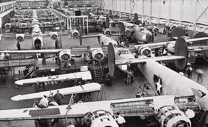 Không chỉ là mệnh lệnh yêu cầu nam công dân đăng ký nhập ngũ phục vụ quân đội. Lệnh tổng động viên còn đi kèm với nhiều sắc lệnh về kinh tế, qua đó huy động gần như toàn bộ nền kinh tế sản xuất vào việc phục vụ nhu cầu quốc phòng.