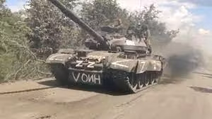 Theo thông tin được tạp chí 19fortyfive của Mỹ đăng tải, tới nay ít nhất Nga đã thiệt hại khoảng 800 xe tăng trên chiến trường Ukraine, phần lớn trong số đó là các xe tăng chủ lực từ thời Liên Xô.