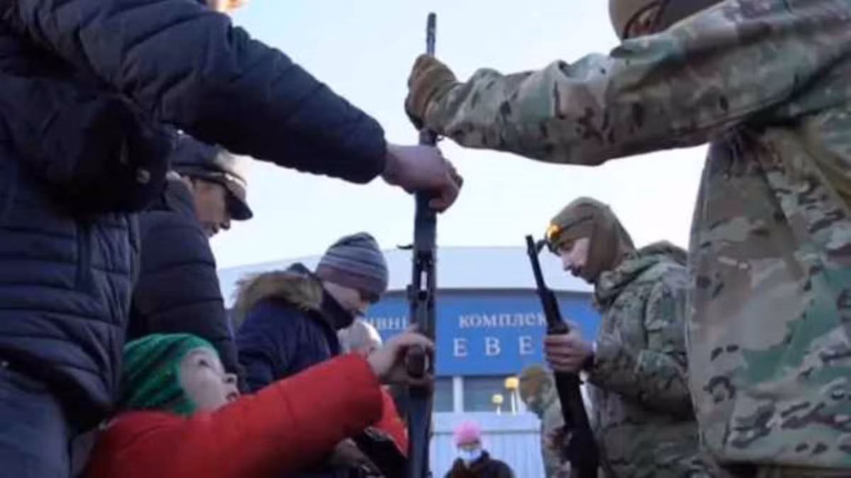 Tại nhiều thành phố lớn của Ukraine, người dân tiếp tục được trang bị vũ khí và huấn luyện quân sự cấp tốc, để có thể tham chiến bất cứ khi nào cần.