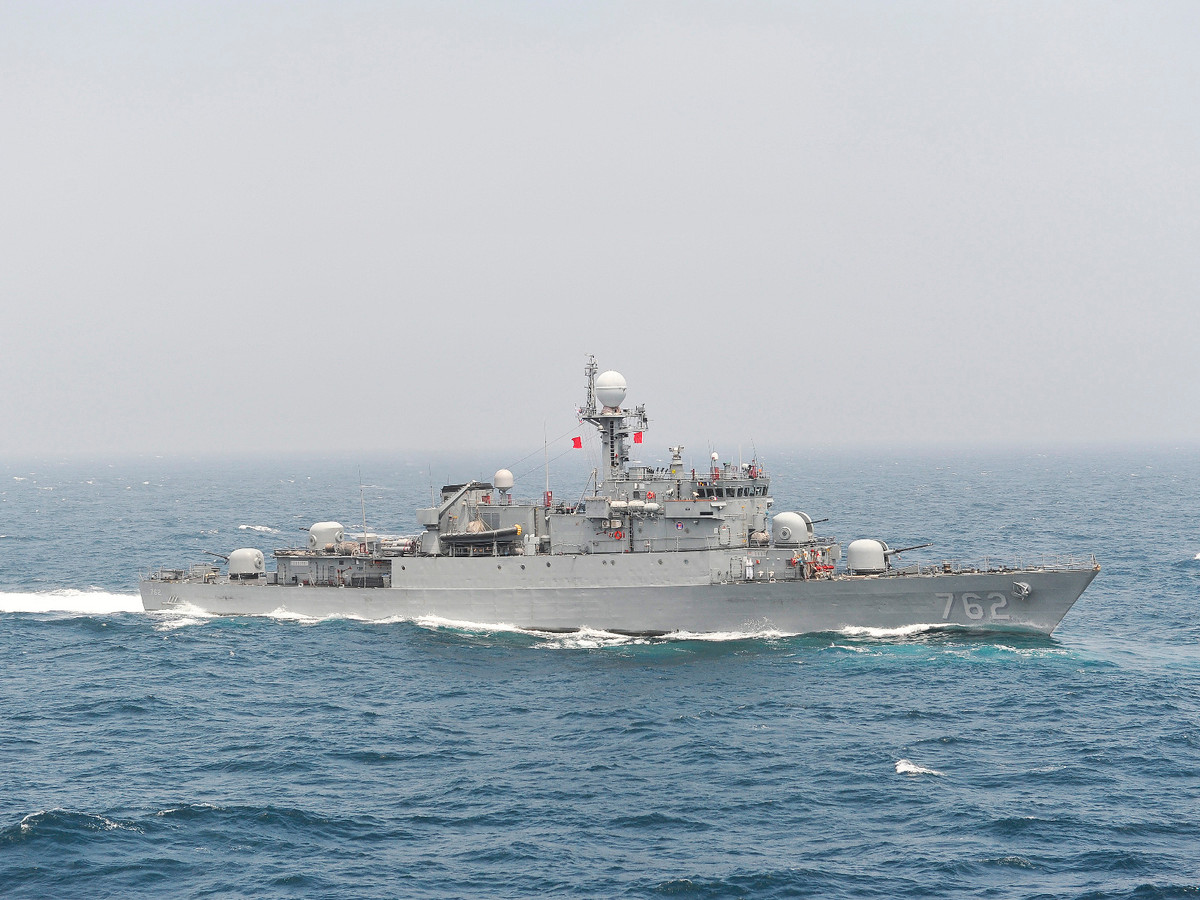 Theo thông lệ quá khứ, Hàn Quốc sẽ tặng các tàu chiến bị loại biên của mình cho các quốc gia trong khu vực, để tăng cường mối quan hệ quốc phòng. Trong quá khứ, Việt Nam cũng từng nhận một loạt tàu chiến Pohang do Hàn Quốc trao tặng.