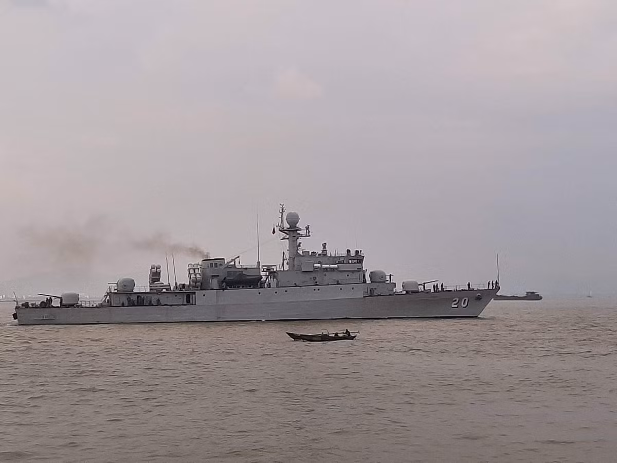 Cụ thể, các tàu chiến lớp Pohang bị loại biên thuộc Flight IV (lô cải tiến thứ tư), bao gồm ROKS Wonju, ROKS Seongnam và ROKS Jecheon. Cả ba tàu này đều được nhập biên trong giai đoạn từ năm 1988 tới năm 1989.