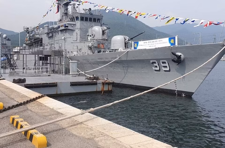 Trong những năm vừa qua, hải quân Hàn Quốc đã phát triển nhanh chóng, cho ra mắt nhiều lớp tàu chiến hiện đại, có thể kể đến một vài cái tên nổi bật như chiến hạm lớp Incheon, Daegu hay khinh hạm FFX-3.