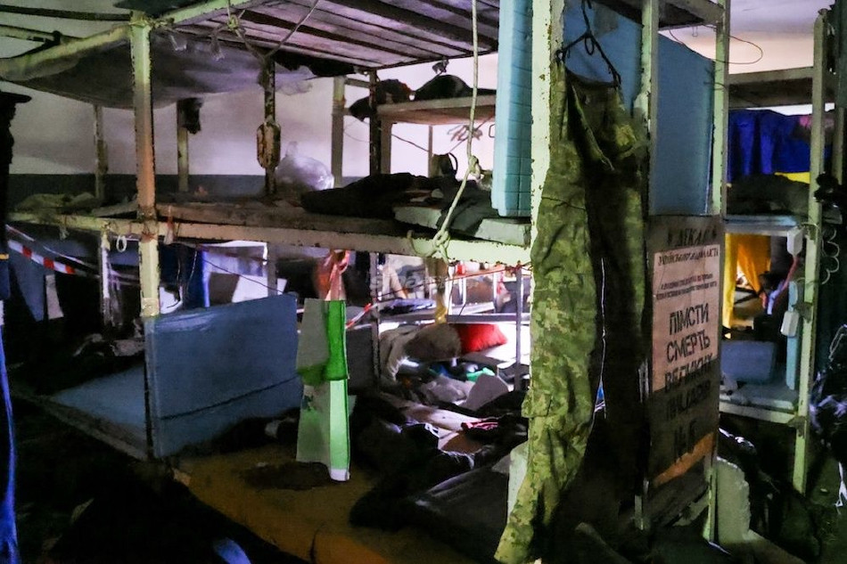 Trước đó, phía Nga lo ngại quân Ukraine có thể cài mìn, bẫy bên trong nhà máy thép Azovstal trước khi ra hàng.