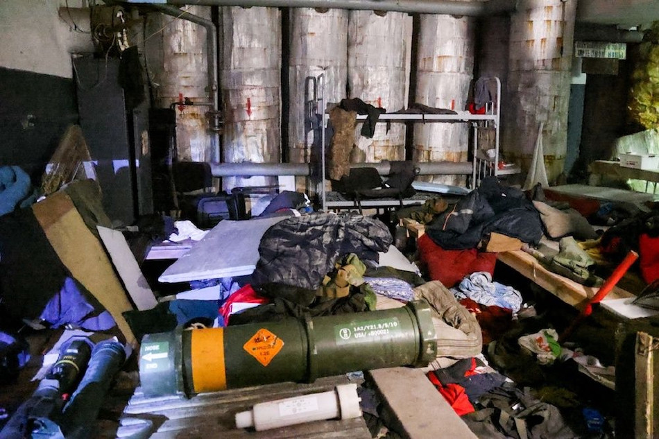 Truyền thông Nga mô tả, các hầm ngầm bên dưới nhà máy thép Azovstal rất "tối, thiếu ánh sáng và ẩm thấp". Điều kiện sinh hoạt quá kém, cùng với việc thiếu lương thực, đã bào mòn ý chí của quân Ukraine trú đóng tại đây.