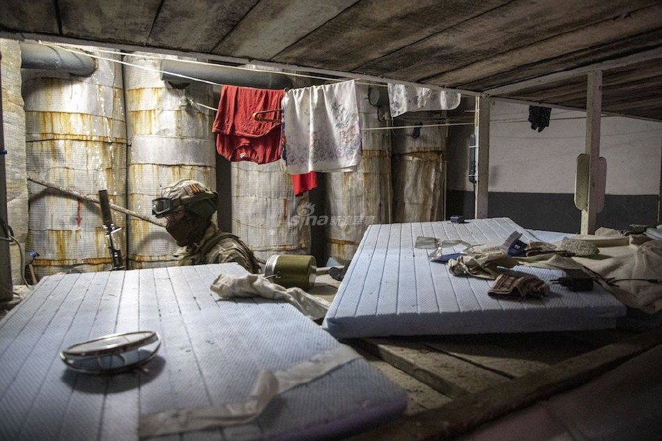 Phía Ukraine đã nhiều lần nỗ lực sơ tán binh lính và thương binh bằng trực thăng nhưng không thành công, thậm chí nhiều trực thăng cứu viện đã bị Nga bắn hạ trước khi tiếp cận được khu vực.