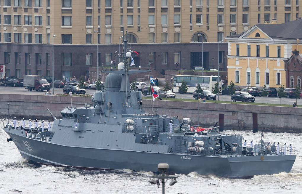 Phía trước cabin chỉ huy là pháo hạm AK-176MA với tháp pháo được thiết kế theo dạng tàng hình hóa, đi kèm thiết bị ngắm bắn quang điện tử tối tân hơn nhiều so với biến thể cũ.