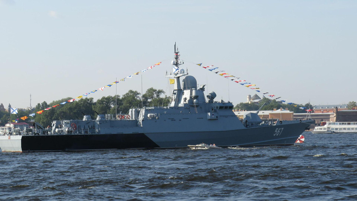 Chính giữa tàu là cụm bệ phóng thẳng đứng đa năng UKSK-M, mang 8 tên lửa hành trình chống hạm siêu âm 3M-54 Kalibr-NK, bên cạnh đó tàu còn phóng được cả tên lửa hành trình đối đất 3M-14T hoặc tên lửa chống ngầm 91RE.