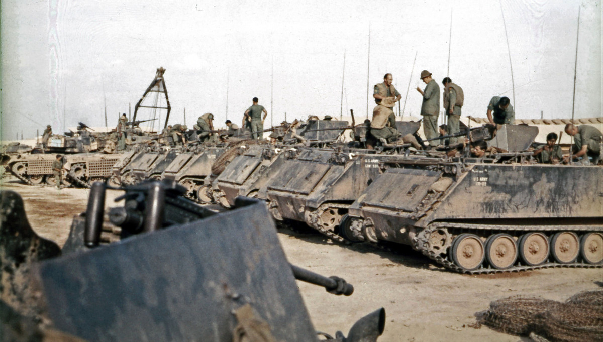 Tùy từng phiên bản và trang bị, mỗi xe thiết giáp M113 có khả năng chở theo từ 8 tới 12 lính, loại thiết giáp này thậm chí còn được ví von là "xe thồ" trên chiến trường bởi khả năng vận tải của chúng.