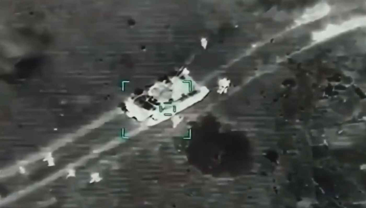 Khác với các loại máy bay chiến đấu thông thường, UAV có kích thước rất nhỏ, bề mặt phản xạ radar thấp, khó bị hệ thống phòng không của đối phương phát hiện. Thậm chí ngay cả khi bị phát hiện, việc bắn hạ UAV bằng vũ khí thông thường cũng rất khó, do mục tiêu quá bé.