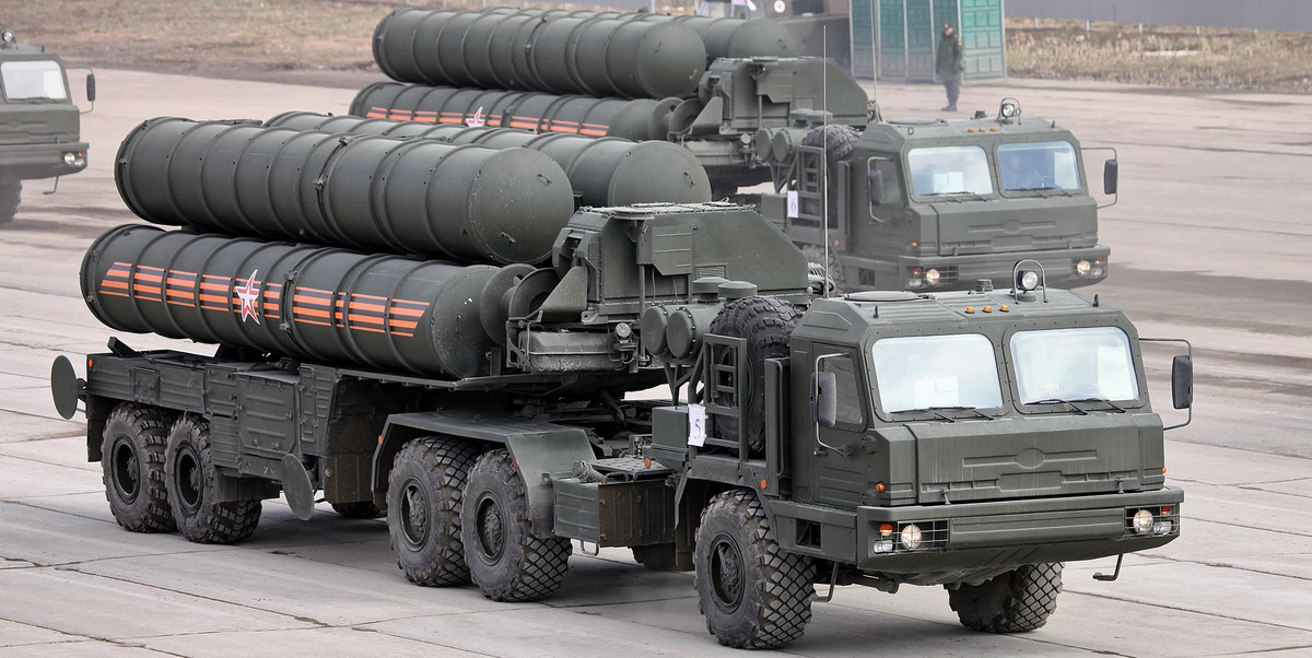 S-400 được tích hợp radar đa chức năng chống nhiễu, hệ thống phát hiện và ngắm bắn tự động, tên lửa phòng không, bệ phóng và trung tâm chỉ huy - điều khiển. Nó có thể khai hỏa 5 loại tên lửa để tạo nên cơ chế phòng thủ phân lớp.