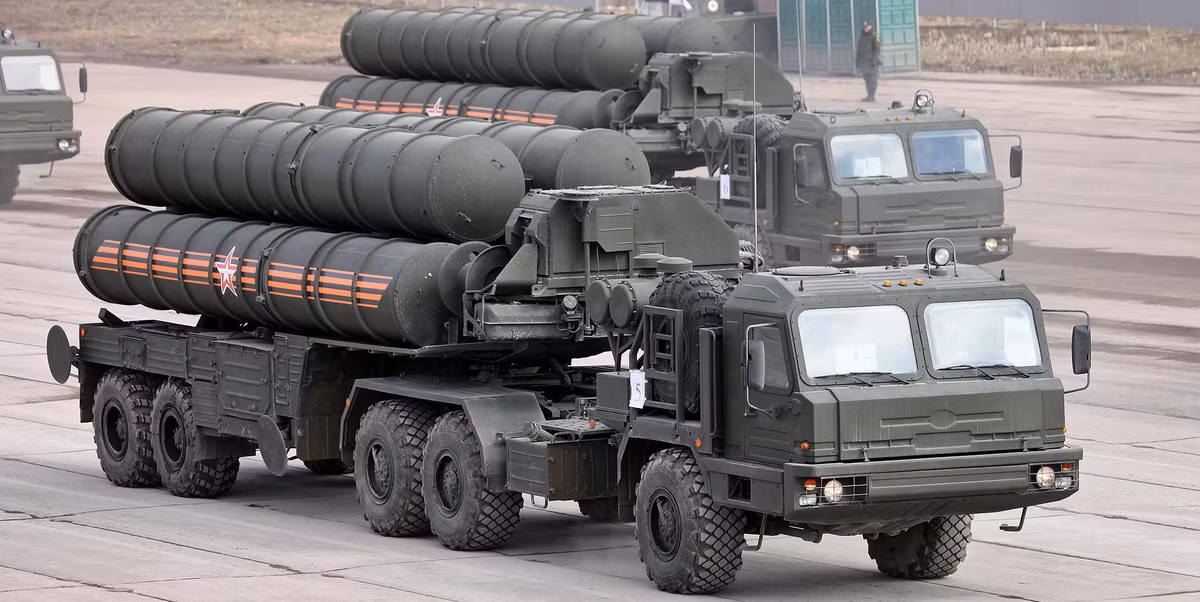 S-400 được tích hợp radar đa chức năng chống nhiễu, hệ thống phát hiện và ngắm bắn tự động, tên lửa phòng không, bệ phóng và trung tâm chỉ huy - điều khiển. Nó có thể khai hỏa 5 loại tên lửa để tạo nên cơ chế phòng thủ phân lớp.