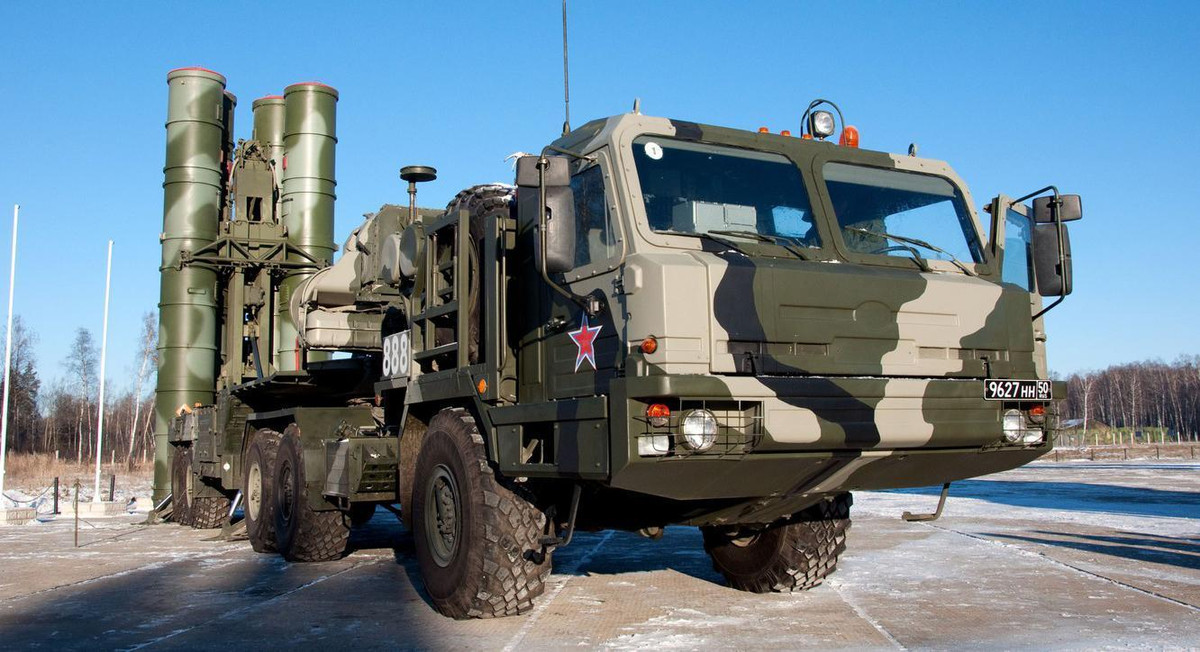 Nhằm tăng khả năng tác chiến trong bán kính 100 km và địa hình chia cắt, S-400 được trang bị cả các máy tiếp phát truyền dữ liệu và liên lạc cùng tháp 40V6MR để nâng cao dàn ăng ten radar đa năng.