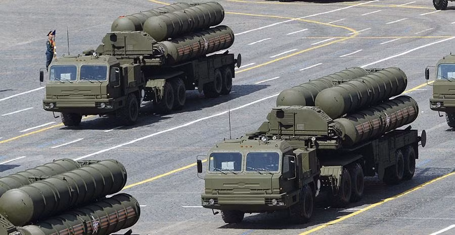 Đứng trước động thái này, Moscow đã có những hành động đáp trả, ngoài việc tuyên bố Nga còn điều binh liên tục áp sát Ukraine. Hệ thống S-400 cũng đã tiến sát tới biên giới nước này.