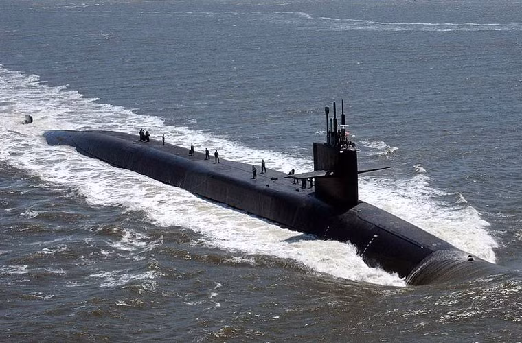 Tên lửa hành trình Tomahawk đạt tầm bắn đến 1.700km, tốc độ bay cận âm 890km/h, trang bị hàng loạt công nghệ dẫn đường tối tân nhất thế giới như định vị GPS, INS; hệ thống định dạng mặt đất TERCOM; hệ thống định dạng khu vực theo hình ảnh số DSMAC và radar chủ động. Ảnh: Tên lửa Tomahawk rời bệ phóng tàu ngầm Ohio.