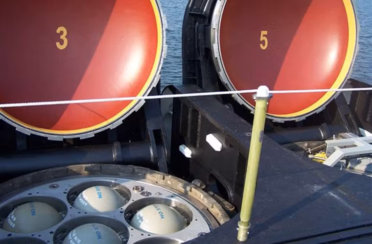 Các tàu này đều là những chiếc đầu tiên thuộc lớp tàu ngầm hạt nhân chiến lược Ohio có lượng giãn nước toàn tải lên đến 18.450 tấn, dài 170m.