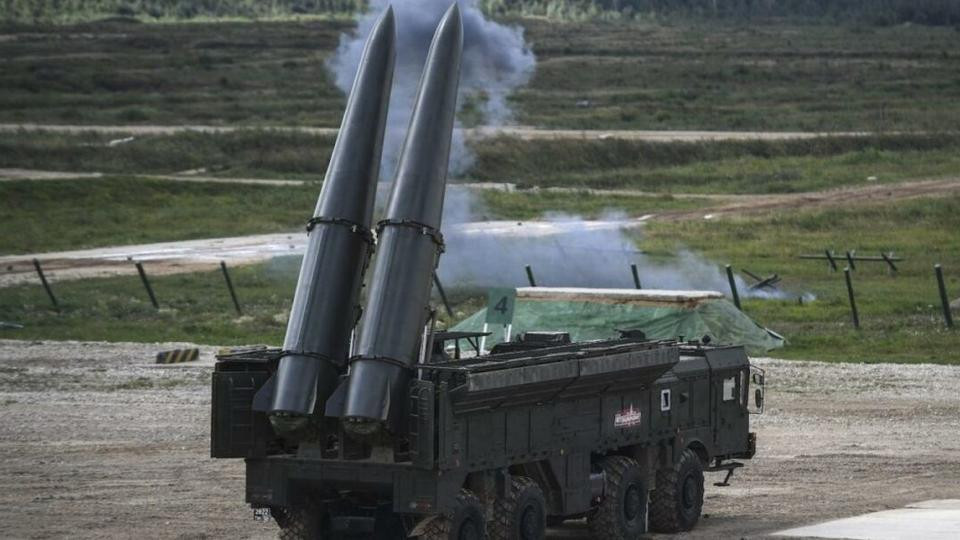 Nga hiện đang vận hành 11 lữ đoàn chiến đấu của hệ thống Iskander-M tính đến năm 2019. Lữ đoàn Iskander tiêu chuẩn bao gồm 12 chiếc TEL và các phương tiện hỗ trợ đi kèm của chúng. Điện Kremlin có kế hoạch mở rộng các lữ đoàn Iskander của mình từ 12 lên 16 bệ phóng mỗi lữ đoàn.