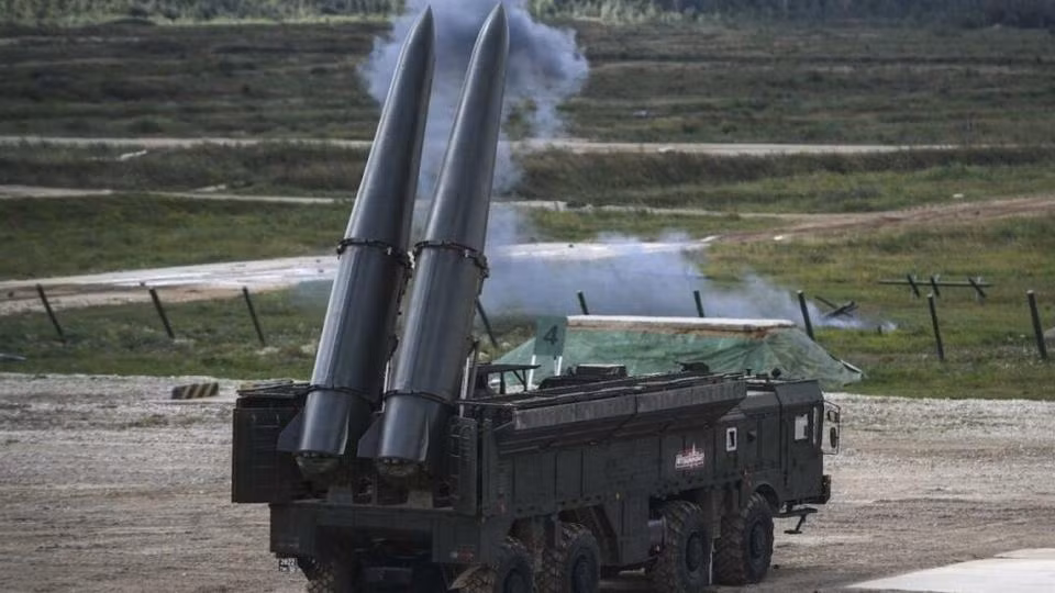 Nga hiện đang vận hành 11 lữ đoàn chiến đấu của hệ thống Iskander-M tính đến năm 2019. Lữ đoàn Iskander tiêu chuẩn bao gồm 12 chiếc TEL và các phương tiện hỗ trợ đi kèm của chúng. Điện Kremlin có kế hoạch mở rộng các lữ đoàn Iskander của mình từ 12 lên 16 bệ phóng mỗi lữ đoàn.