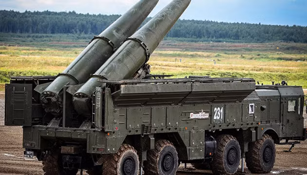 9K720 Iskander (theo tên gọi của NATO là SS-26 “Stone”) là tên lửa đạn đạo tầm ngắn cơ động đường bộ có tầm bắn lên tới 500 km. Sử dụng phương tiện vận chuyển (TEL) và các phương tiện hỗ trợ, hệ thống cũng có thể bắn tên lửa hành trình 9M728 và 9M729.