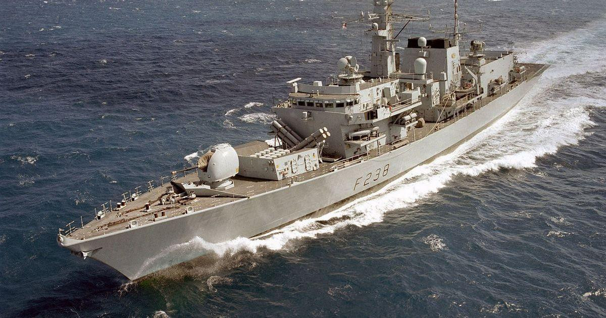 Nhưng theo một nguồn tin hải quân đã mô tả là "sự kiện có một không hai", chiếc tàu ngầm Nga đã vượt qua ngay phía sau tàu Anh và đâm vào dây cáp sonar đang được kéo phía sau chiếc khinh hạm.