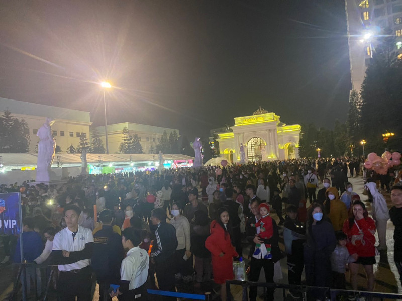 Dem Giang sinh Vincom: Le hoi ron rang, qua tang ngap tran-Hinh-3