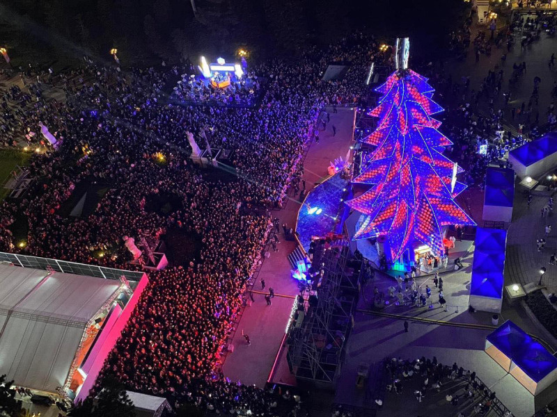 Dem Giang sinh Vincom: Le hoi ron rang, qua tang ngap tran-Hinh-6