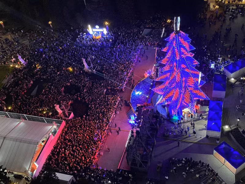 Dem Giang sinh Vincom: Le hoi ron rang, qua tang ngap tran-Hinh-6