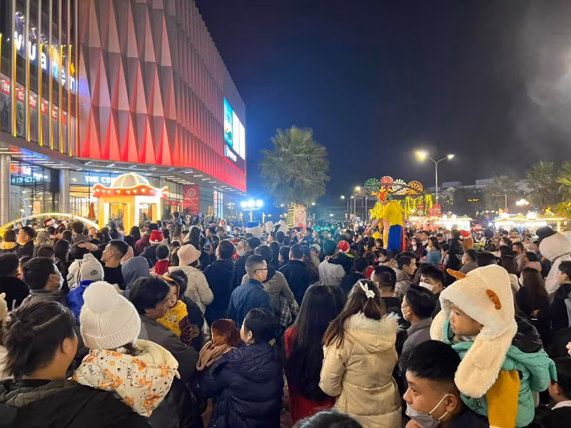 Dem Giang sinh Vincom: Le hoi ron rang, qua tang ngap tran